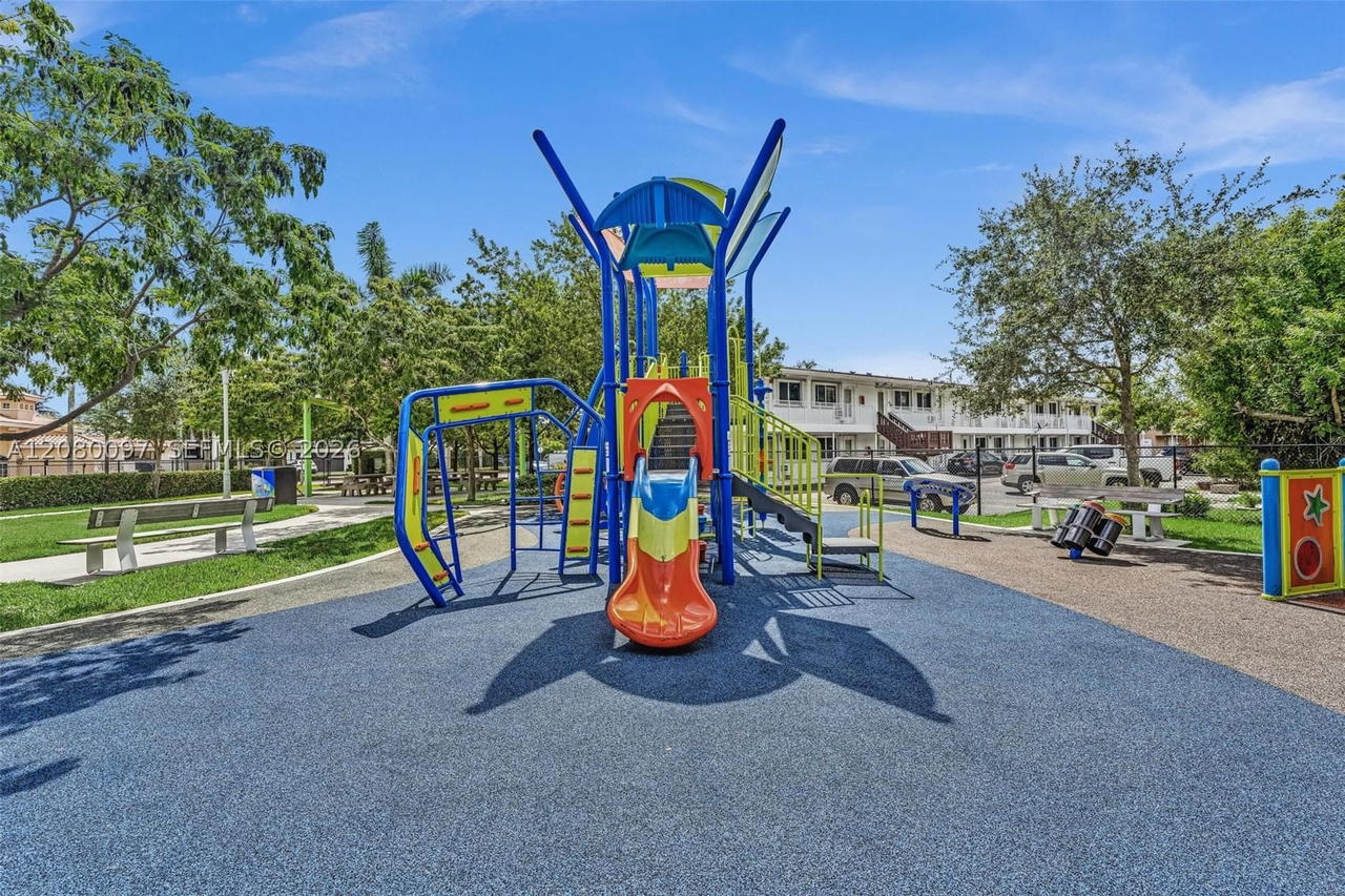 Real estate property located at 580 Egret Dr #102, Broward, Casa Paradiso Co-op, Hallandale Beach, FL