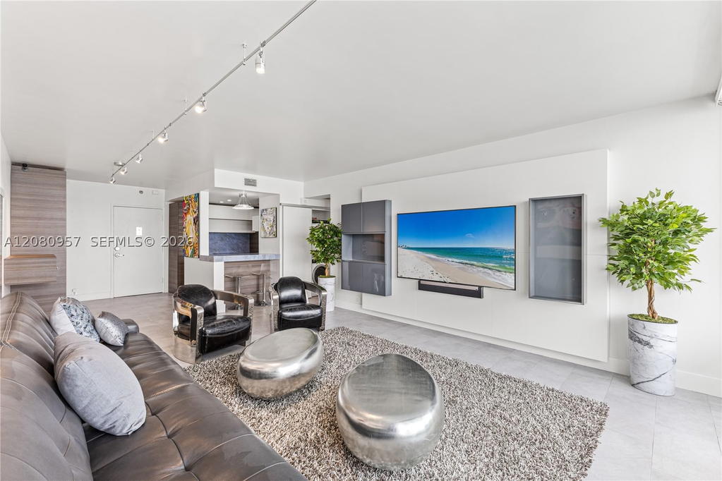 Real estate property located at 1000 West Ave #1518, Miami-dade, Mirador 1000 Condo, Miami Beach, FL