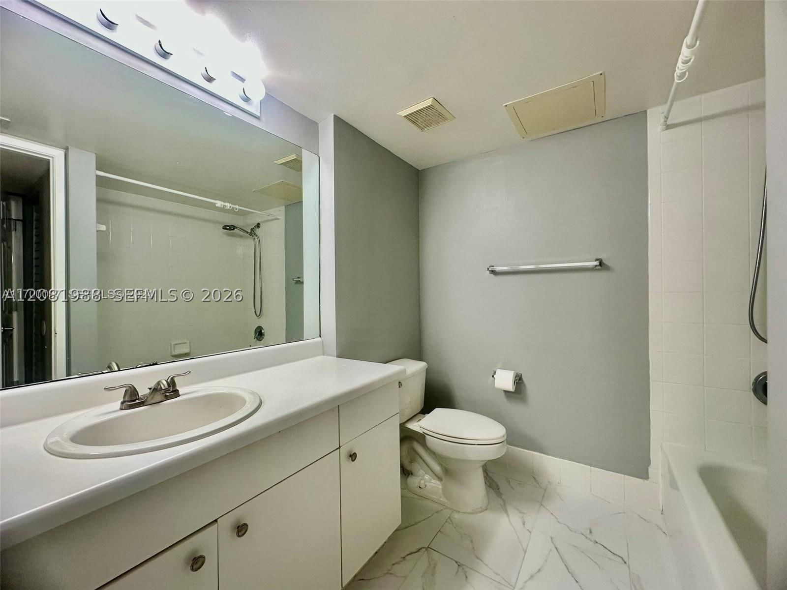 Real estate property located at 2620 University Dr #105, Broward, Royal Grand Condo, Davie, FL