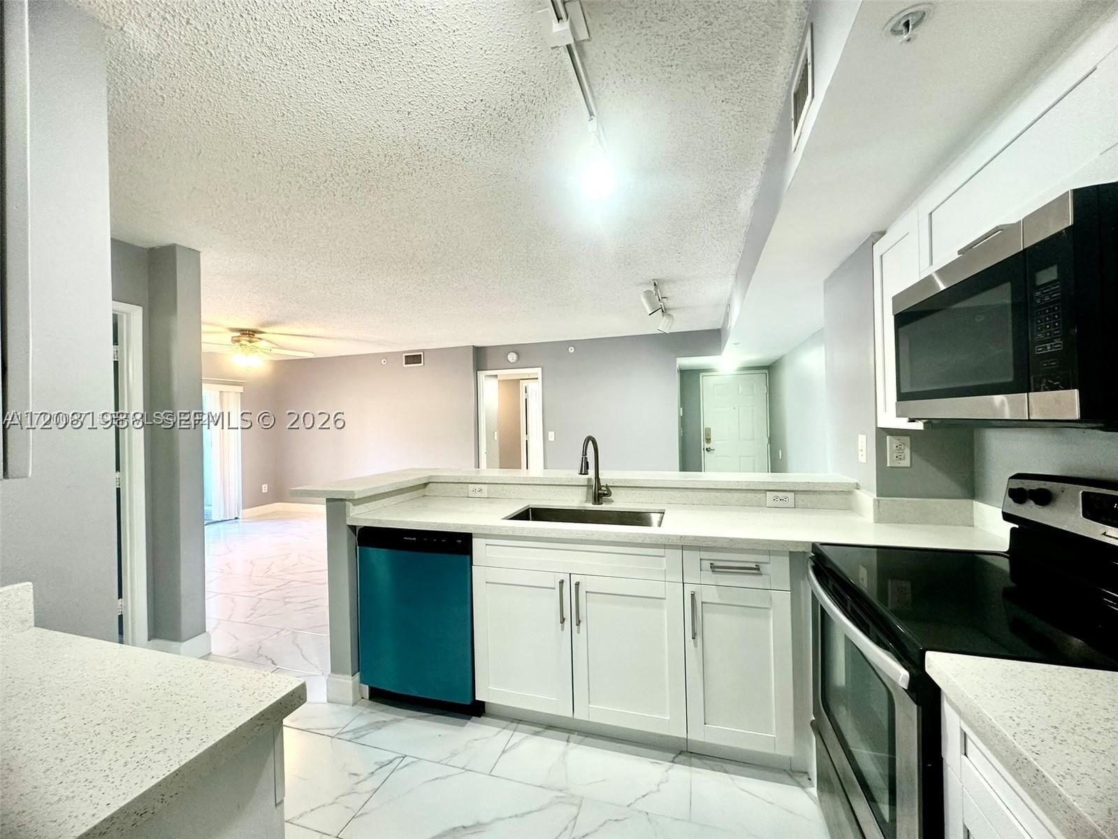 Real estate property located at 2620 University Dr #105, Broward, Royal Grand Condo, Davie, FL