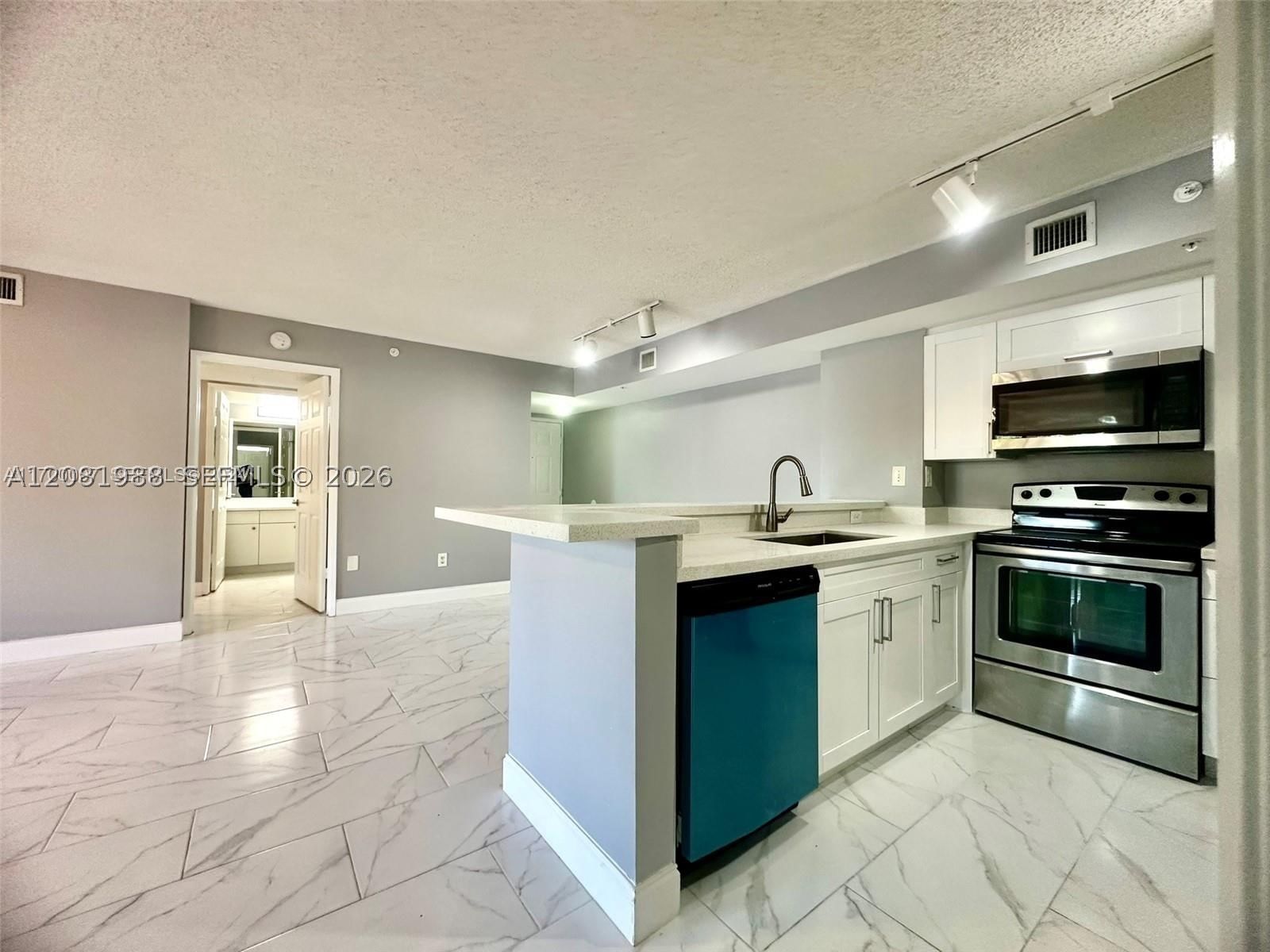 Real estate property located at 2620 University Dr #105, Broward, Royal Grand Condo, Davie, FL