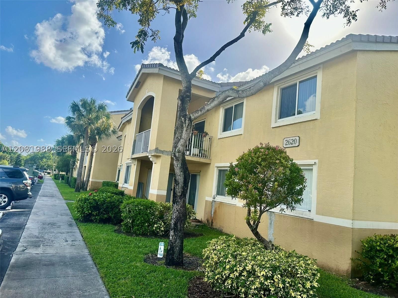 Real estate property located at 2620 University Dr #105, Broward, Royal Grand Condo, Davie, FL