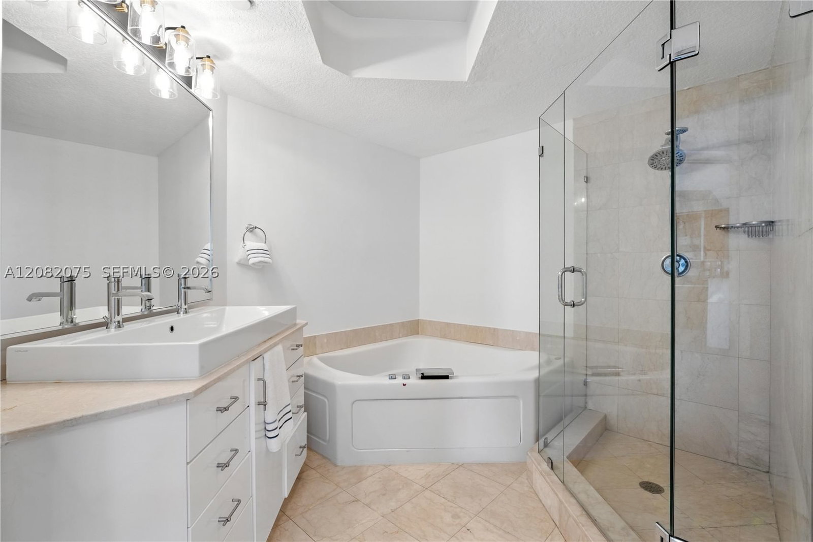 Real estate property located at 10 Venetian Way #604, Miami-dade, The Grand Venetian Condo, Miami Beach, FL