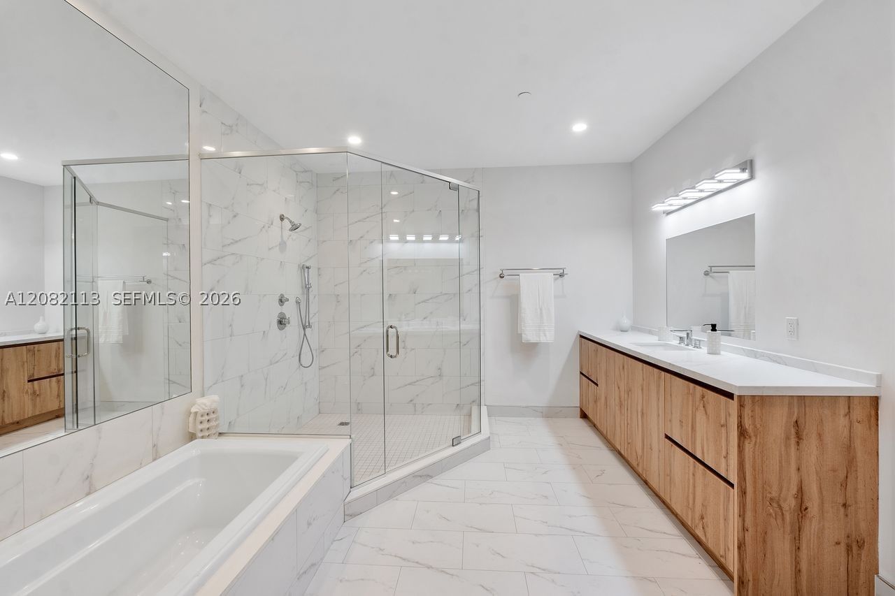 Real estate property located at 20 Isle Of Venice Dr #302, Broward, Aqualuna Las Olas Condo, Fort Lauderdale, FL