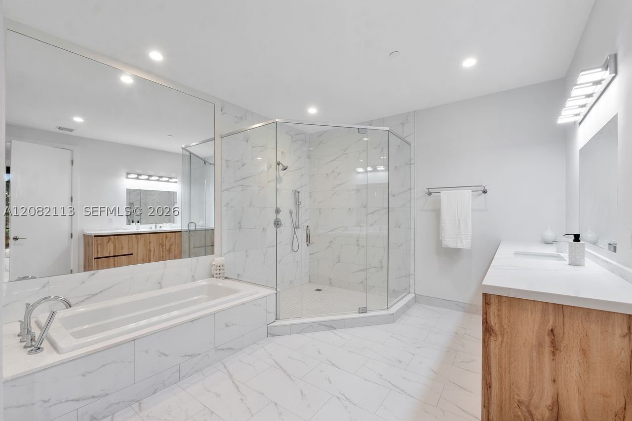 Real estate property located at 20 Isle Of Venice Dr #302, Broward, Aqualuna Las Olas Condo, Fort Lauderdale, FL