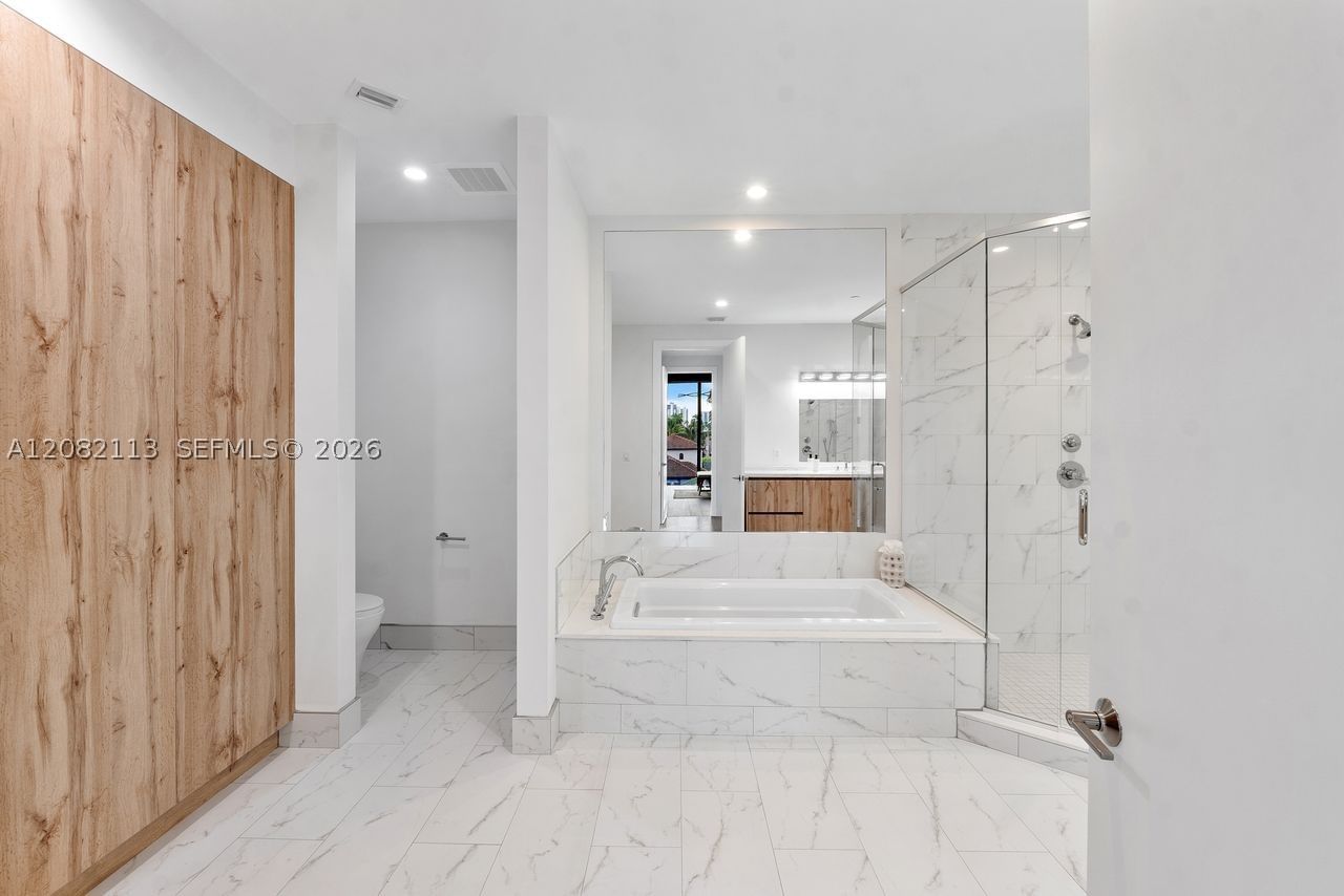 Real estate property located at 20 Isle Of Venice Dr #302, Broward, Aqualuna Las Olas Condo, Fort Lauderdale, FL