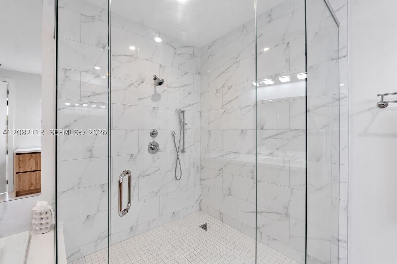 Real estate property located at 20 Isle Of Venice Dr #302, Broward, Aqualuna Las Olas Condo, Fort Lauderdale, FL