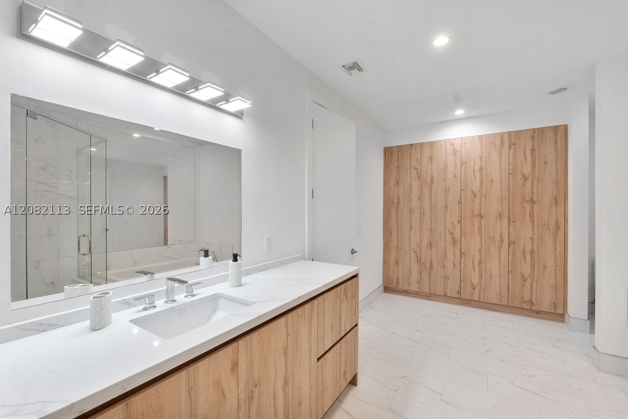 Real estate property located at 20 Isle Of Venice Dr #302, Broward, Aqualuna Las Olas Condo, Fort Lauderdale, FL