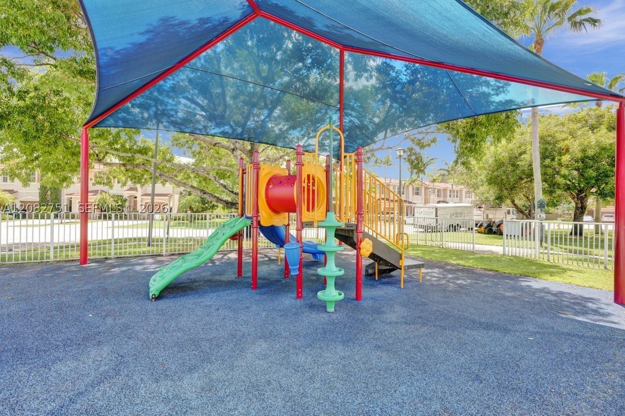 Real estate property located at 220 Riverwalk Cir, Broward, New River Estates Sec 6, Sunrise, FL