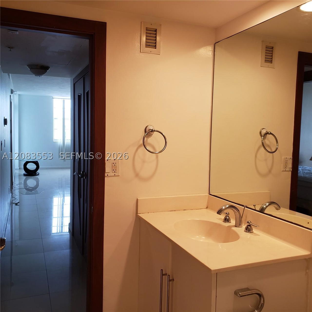 Real estate property located at 3001 Ocean Dr #527, Broward, Residences On Hollywood B, Hollywood, FL
