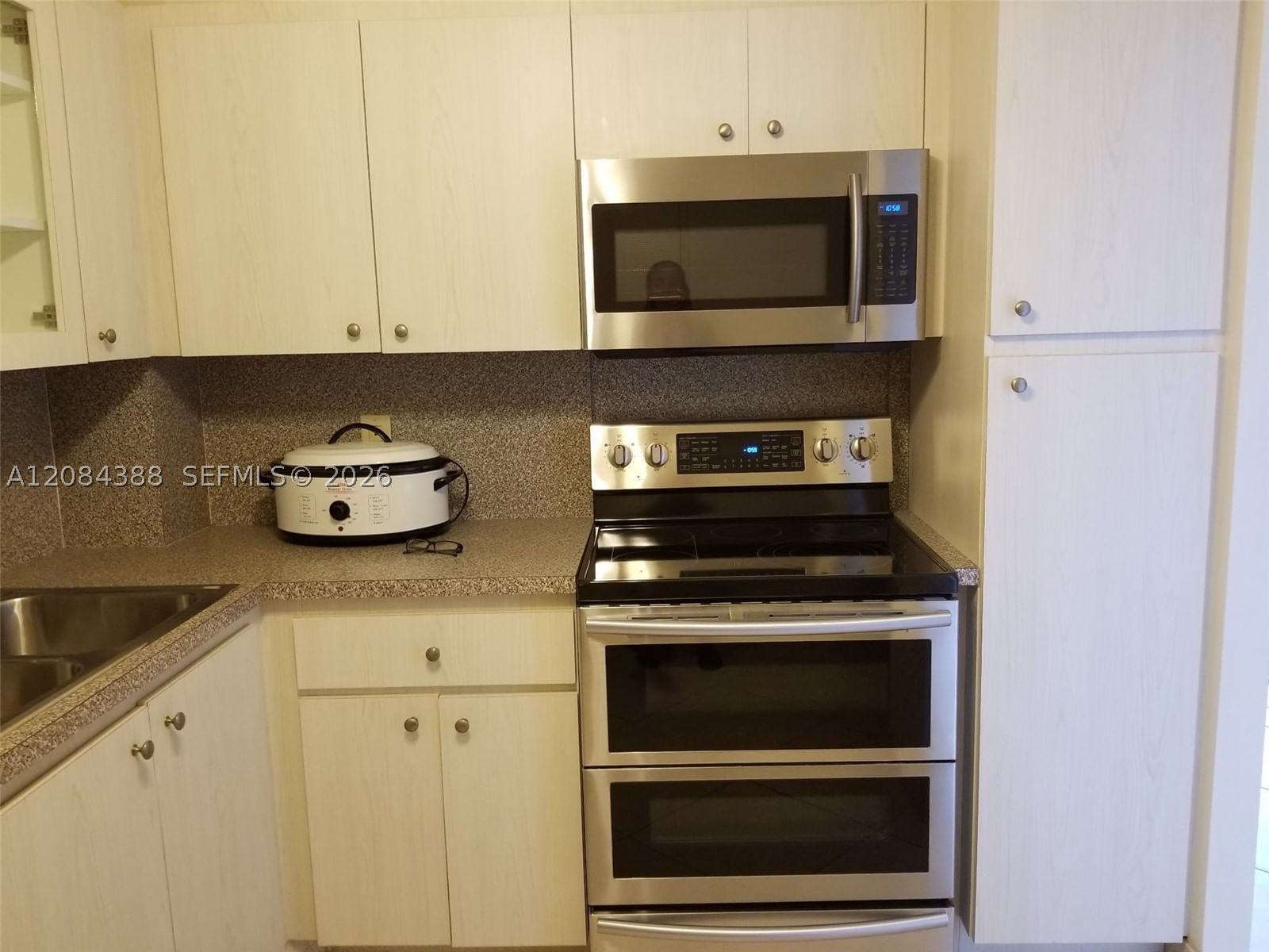 Real estate property located at 4400 Hillcrest Dr #300-B, Broward, Hillcrest No 21 Condo, Hollywood, FL