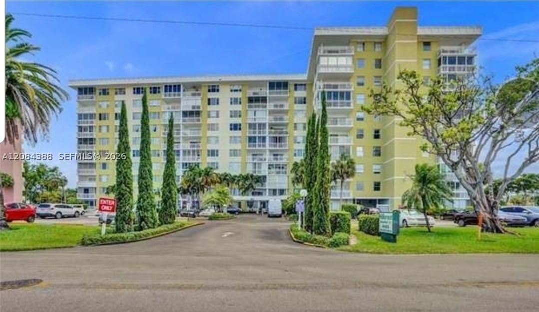 Real estate property located at 4400 Hillcrest Dr #300-B, Broward, Hillcrest No 21 Condo, Hollywood, FL