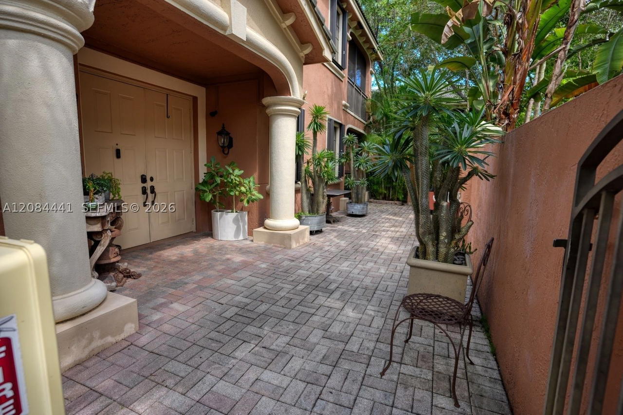 Real estate property located at 2706 Kinsington Cir #23-2, Broward, Legends At Weston Hills, Weston, FL