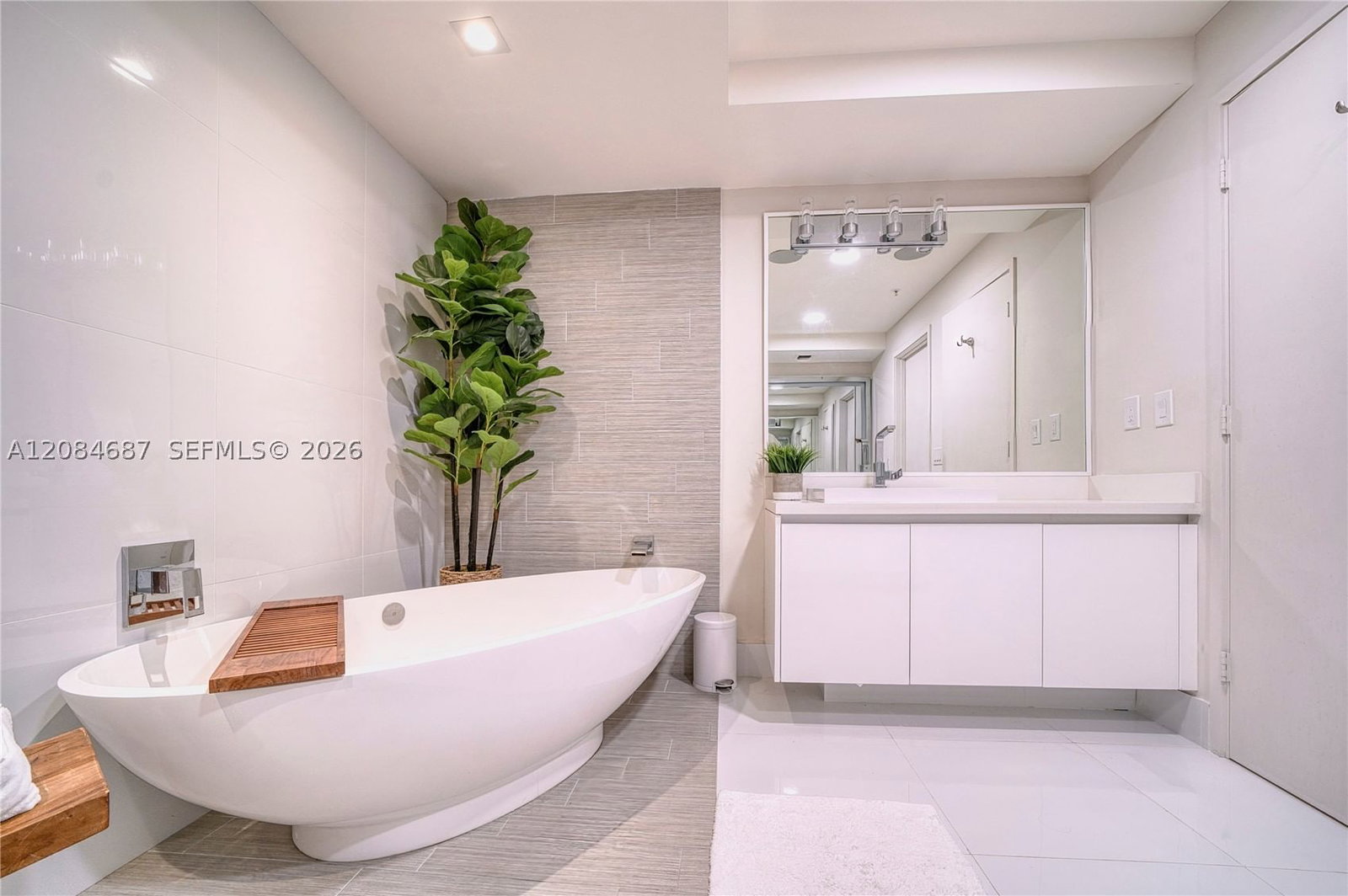 Real estate property located at 300 Sunny Isles Blvd #4-1701, Miami-dade, Parque Towers Condo, Sunny Isles Beach, FL