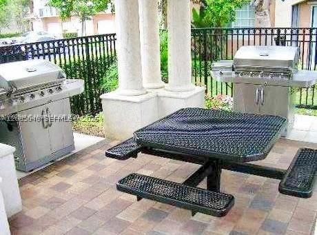 Real estate property located at 2009 10th Ave #303, Broward, Village East Condo, Fort Lauderdale, FL