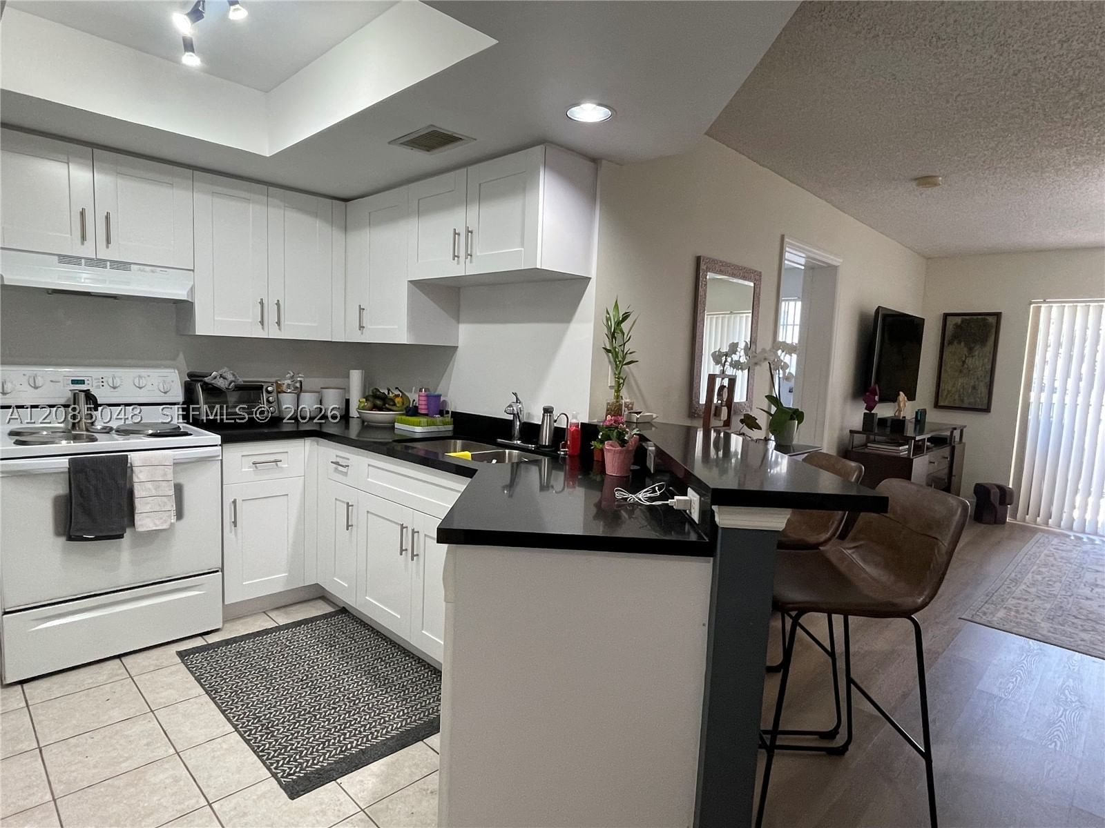 Real estate property located at 2009 10th Ave #303, Broward, Village East Condo, Fort Lauderdale, FL