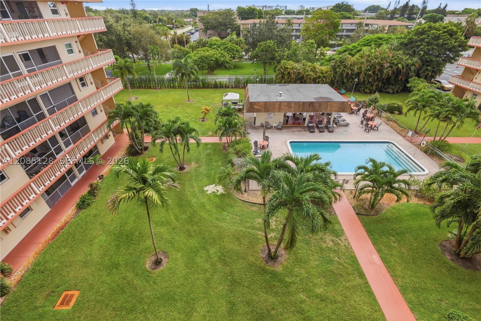 Real estate property located at 5300 Washington St W513, Broward, Beverly Hills Condo Numbe, Hollywood, FL