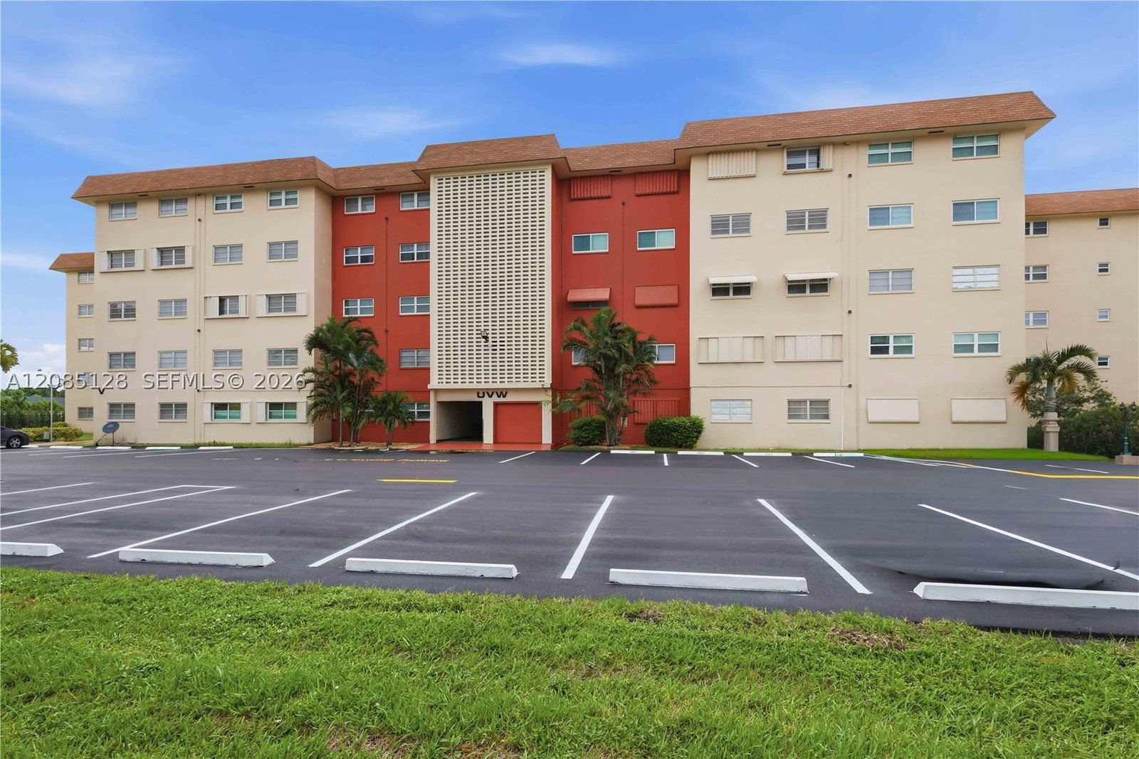 Real estate property located at 5300 Washington St W513, Broward, Beverly Hills Condo Numbe, Hollywood, FL