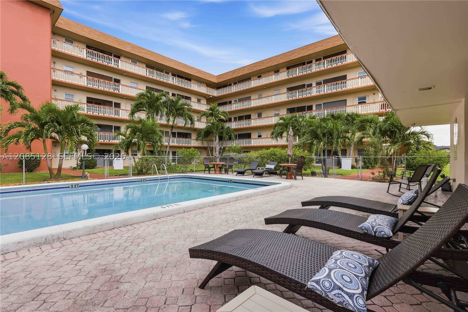 Real estate property located at 5300 Washington St W513, Broward, Beverly Hills Condo Numbe, Hollywood, FL