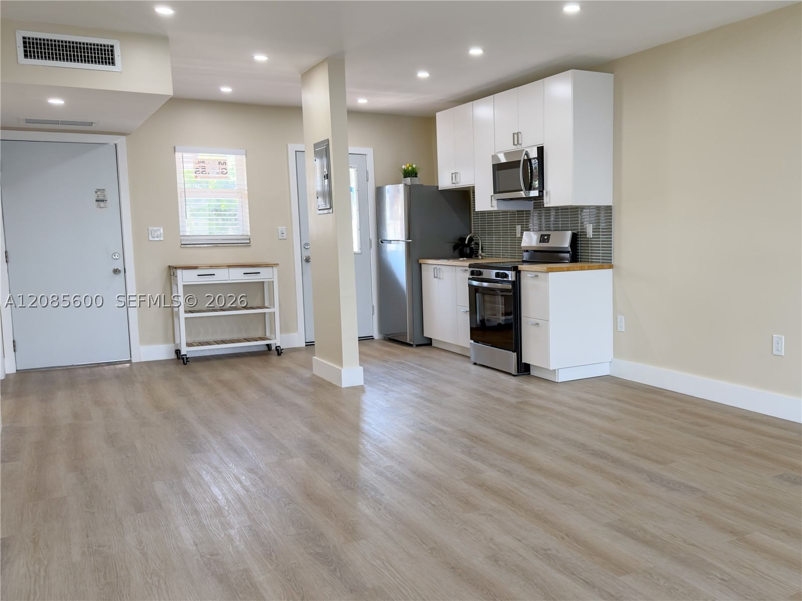 Real estate property located at 2949 Point East Dr B304, Miami-dade, Point East One Condo-bldg, Aventura, FL