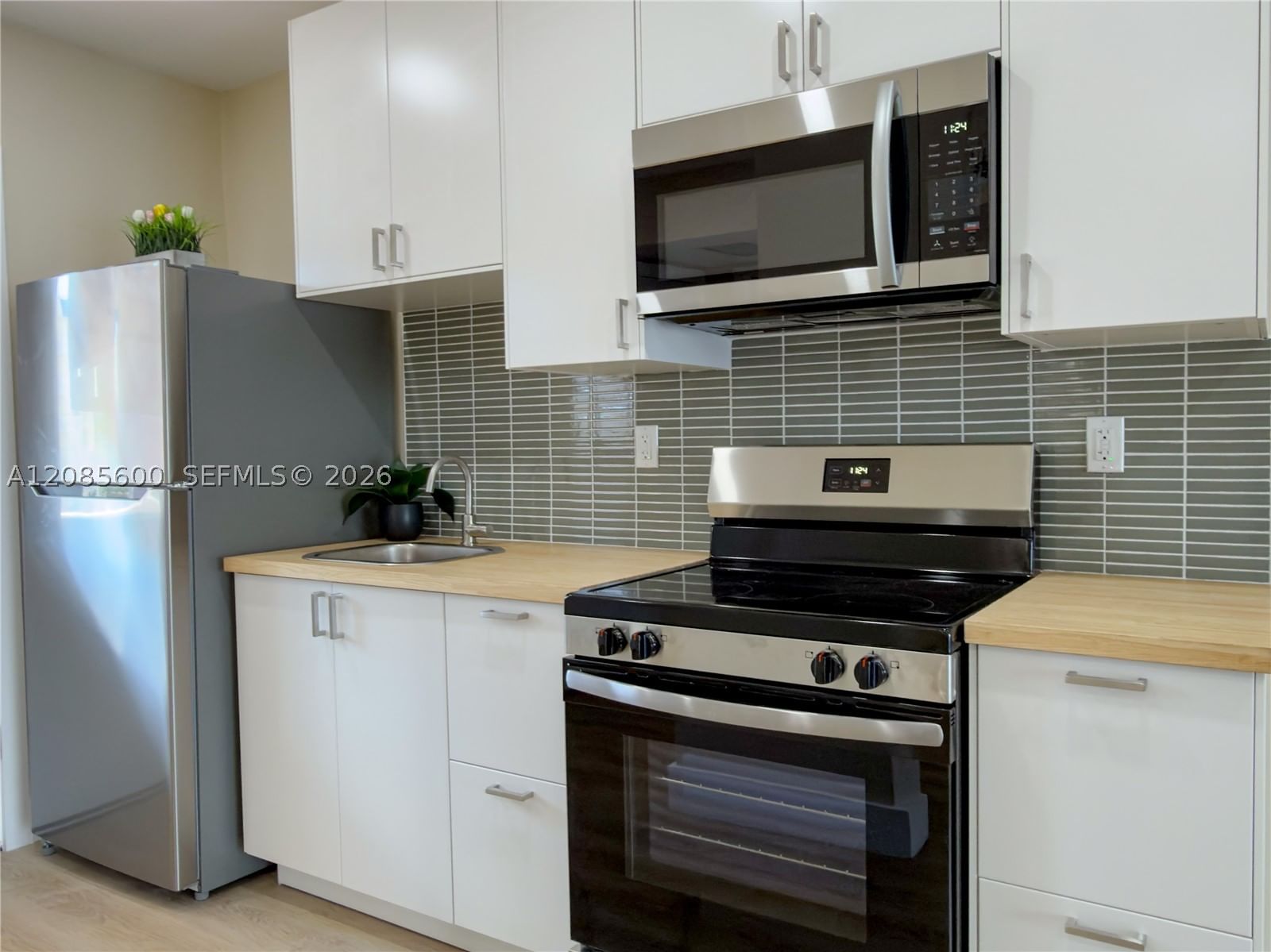 Real estate property located at 2949 Point East Dr B304, Miami-dade, Point East One Condo-bldg, Aventura, FL