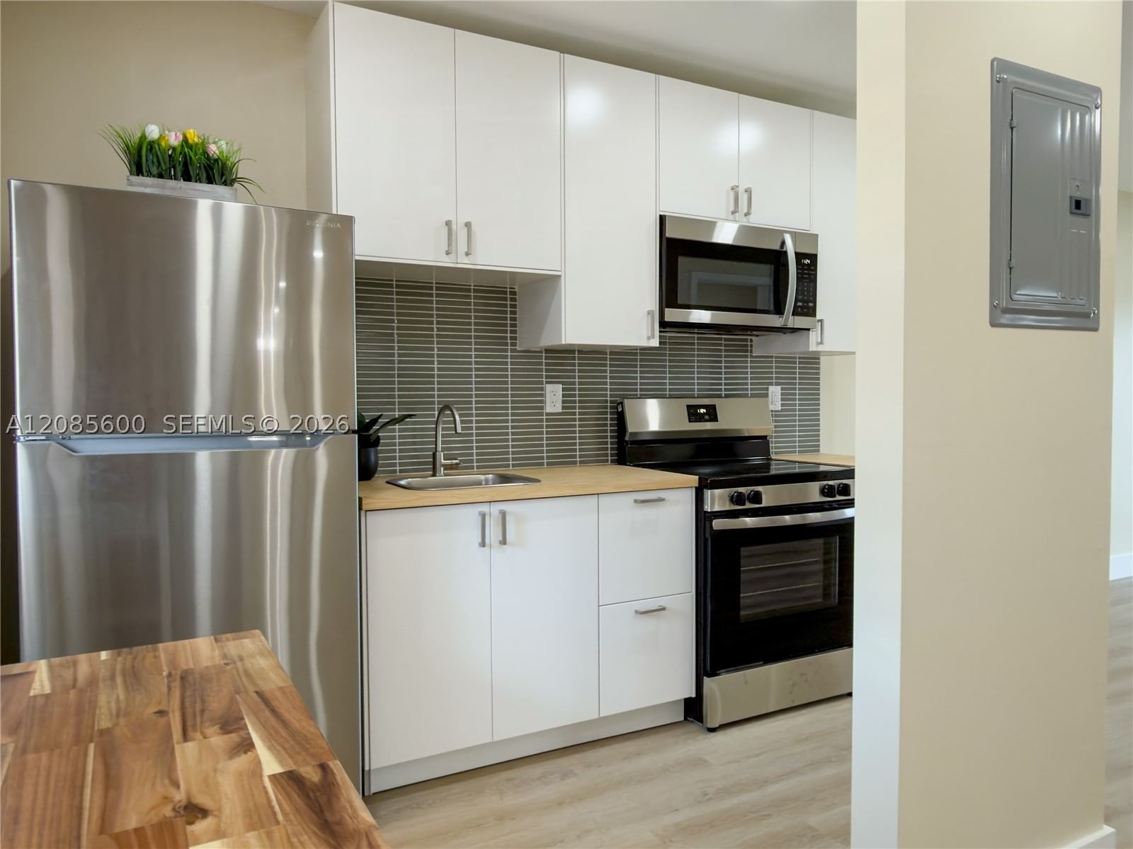 Real estate property located at 2949 Point East Dr B304, Miami-dade, Point East One Condo-bldg, Aventura, FL