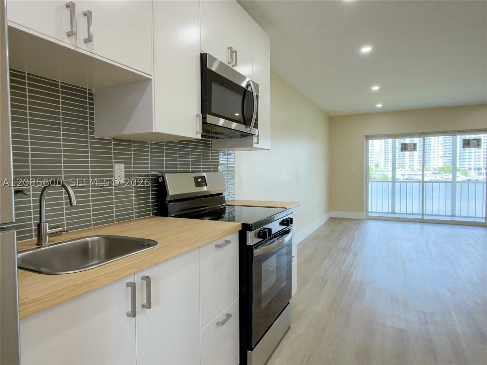 Real estate property located at 2949 Point East Dr B304, Miami-dade, Point East One Condo-bldg, Aventura, FL