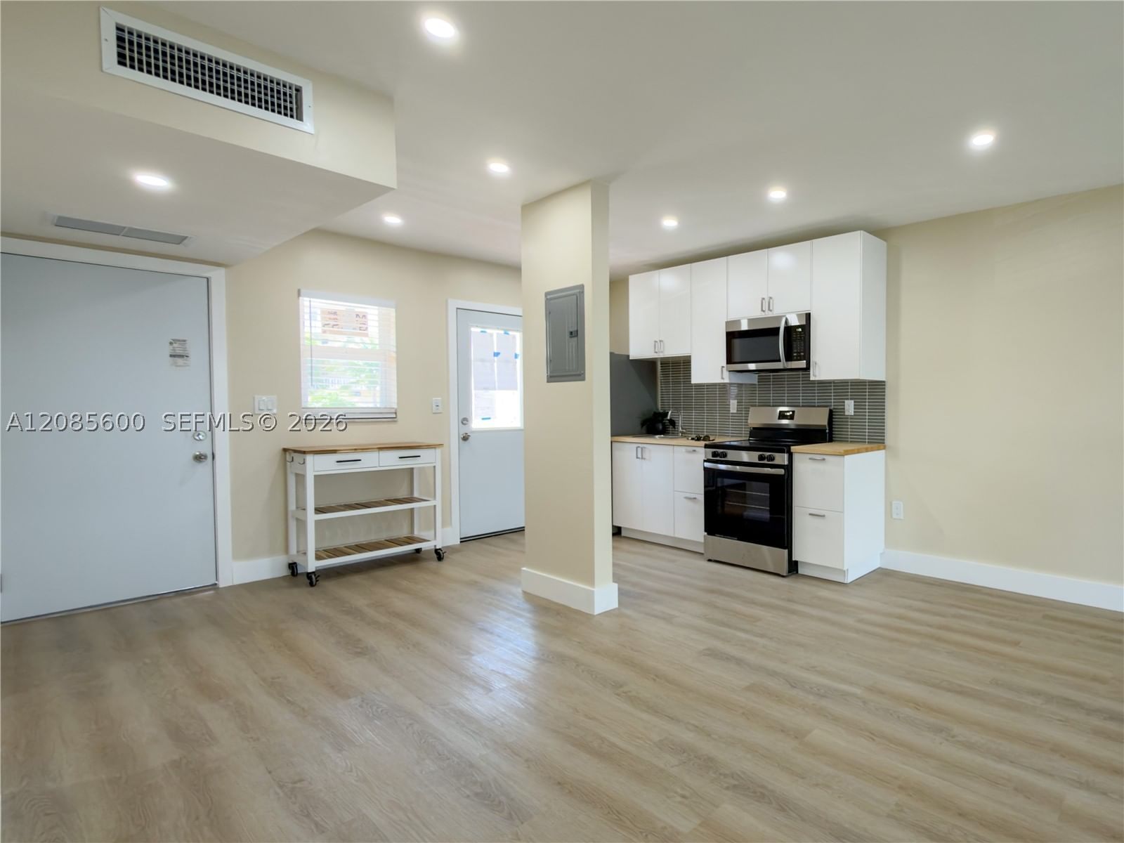 Real estate property located at 2949 Point East Dr B304, Miami-dade, Point East One Condo-bldg, Aventura, FL