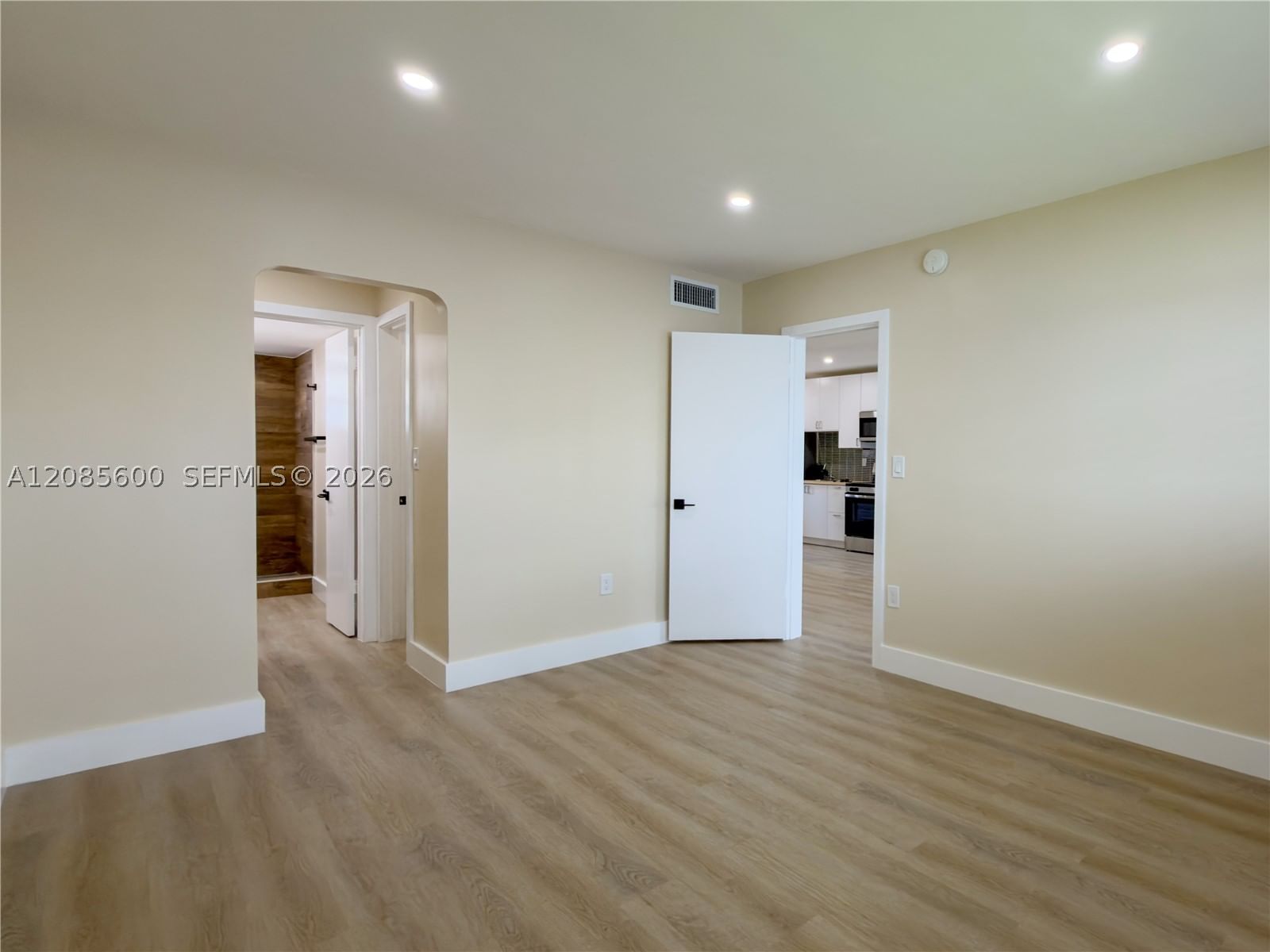 Real estate property located at 2949 Point East Dr B304, Miami-dade, Point East One Condo-bldg, Aventura, FL