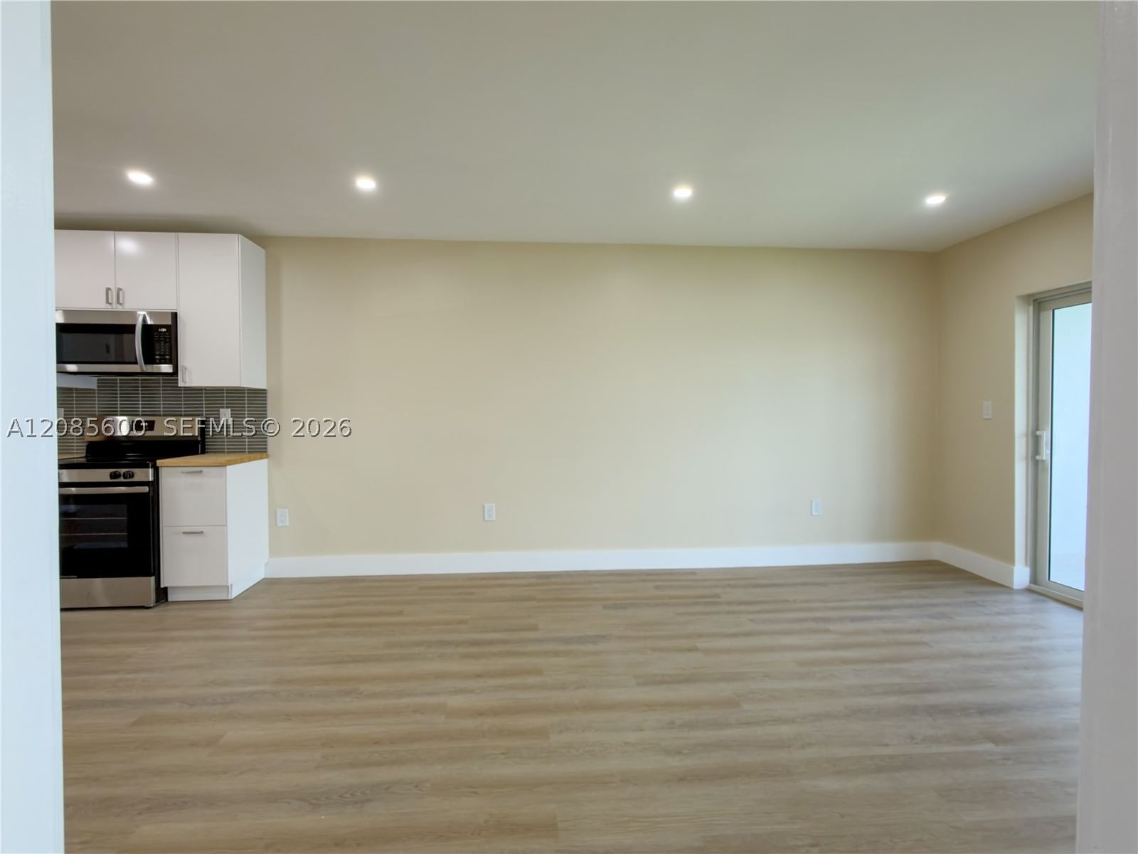 Real estate property located at 2949 Point East Dr B304, Miami-dade, Point East One Condo-bldg, Aventura, FL