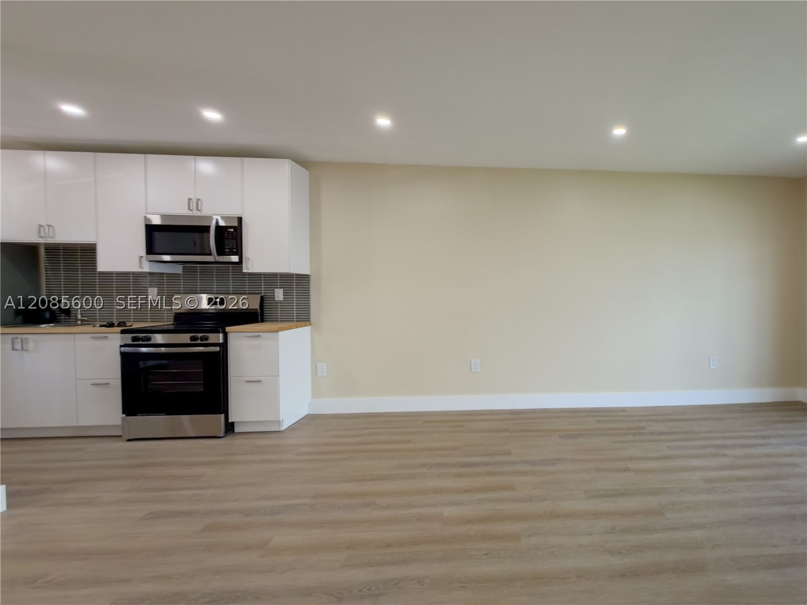 Real estate property located at 2949 Point East Dr B304, Miami-dade, Point East One Condo-bldg, Aventura, FL