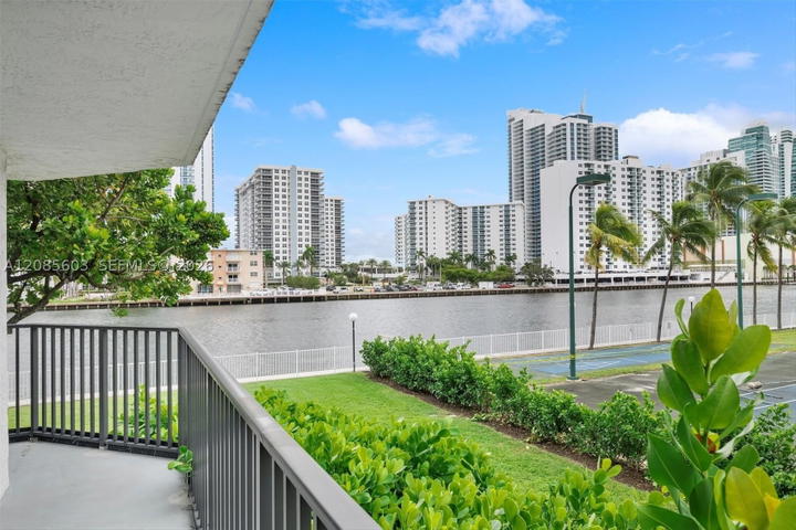 Real estate property located at 1000 Parkview Dr #220, Broward, Oceanview Park Condo, Hallandale Beach, FL