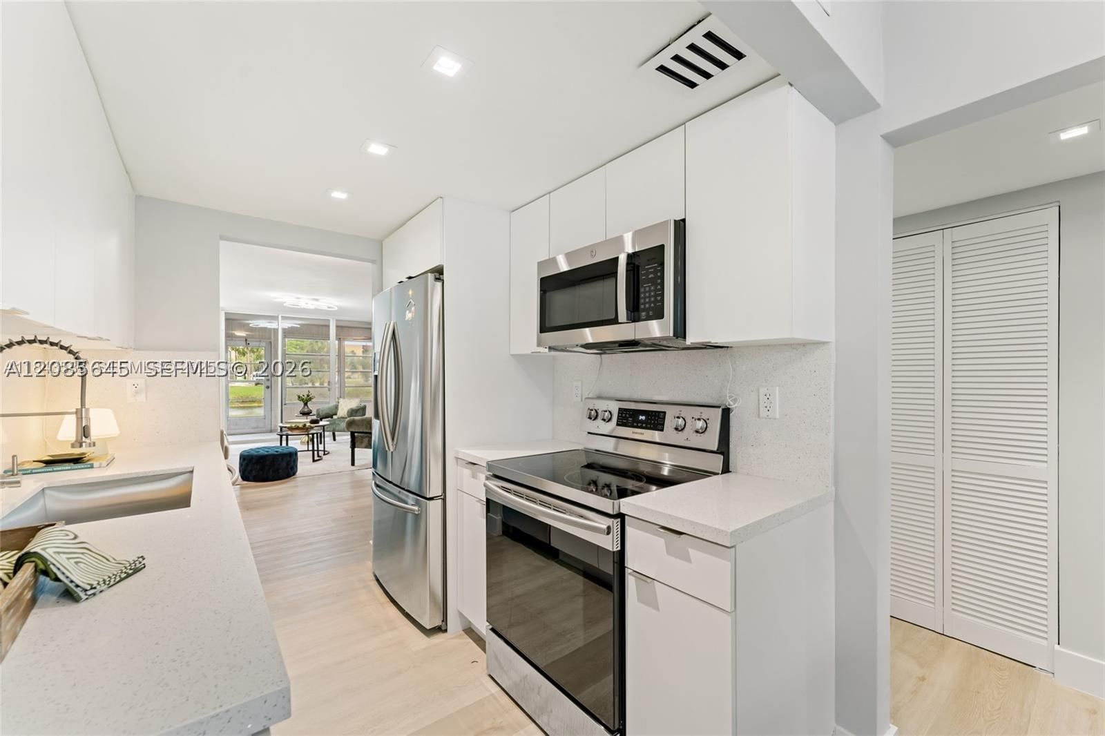 Real estate property located at 3141 47th Ter #121, Broward, Cypress Chase North No 3, Lauderdale Lakes, FL