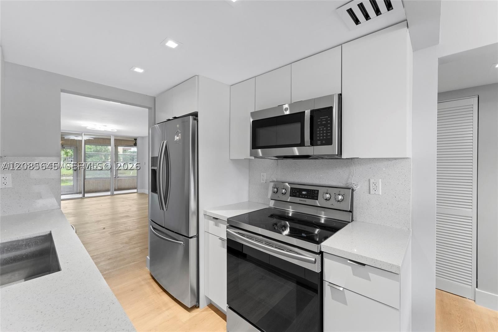 Real estate property located at 3141 47th Ter #121, Broward, Cypress Chase North No 3, Lauderdale Lakes, FL