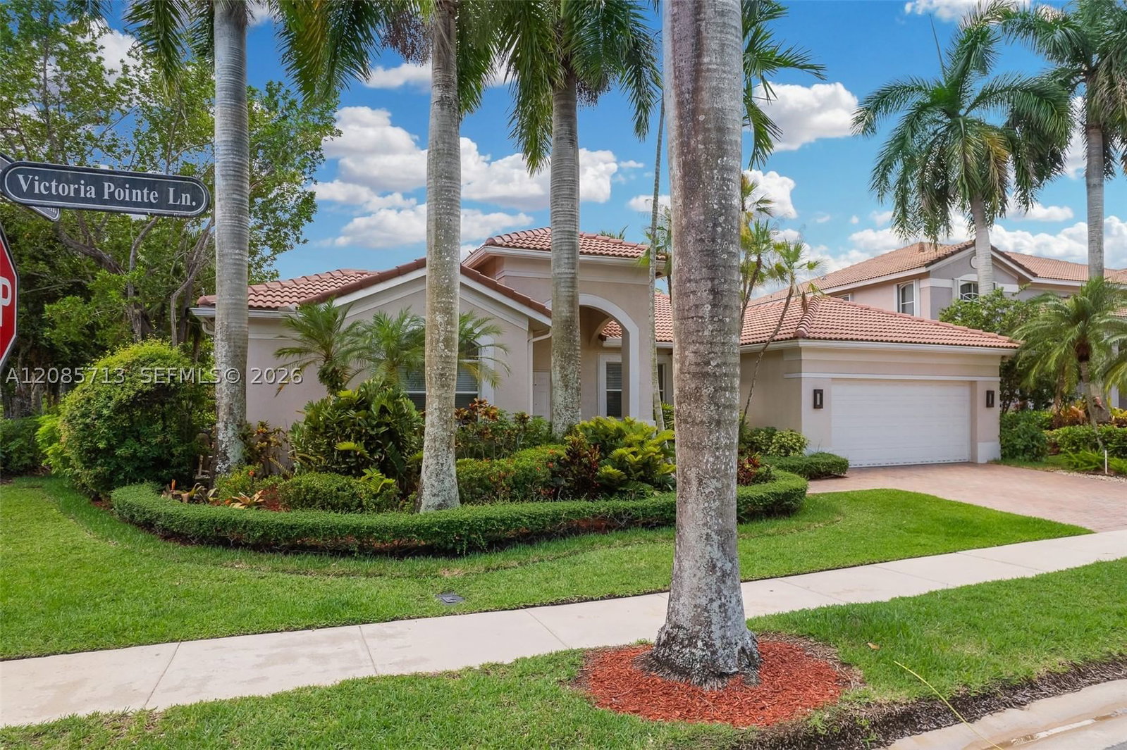 Real estate property located at 1604 Victoria Pointe Ln, Broward, Sector 7-parcel W, Weston, FL