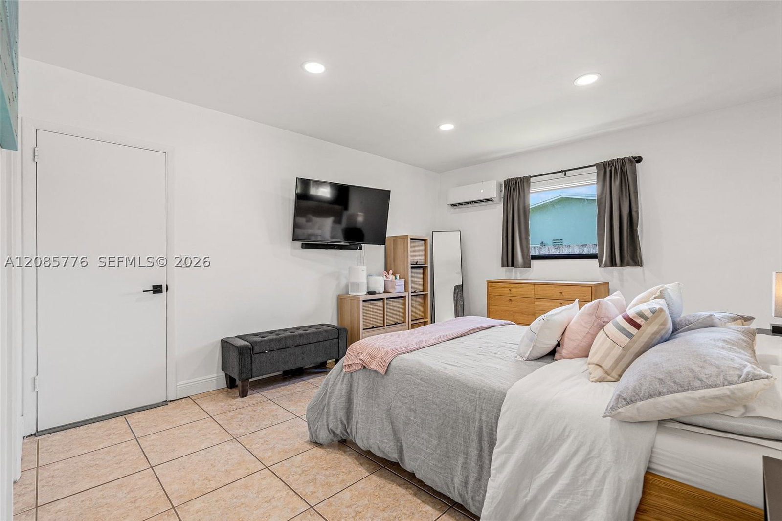 Real estate property located at 1126 Hawthorne Cir, Broward, Hollywood Hills Amen Plat, Hollywood, FL