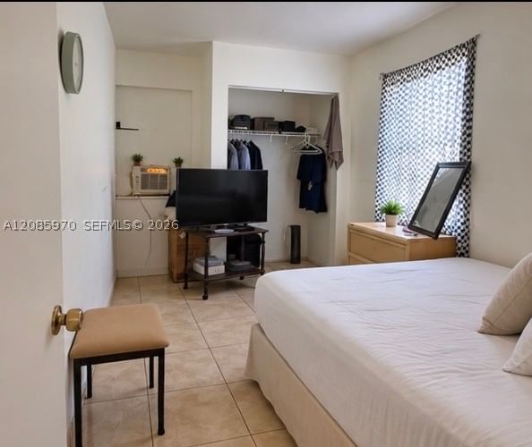 Real estate property located at 1010 8th Ct, Miami-dade, Sun-tan Village Sec 4, Hialeah, FL