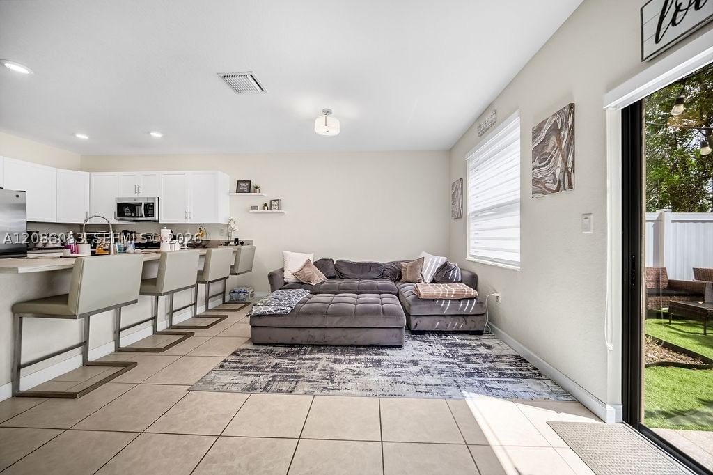 Real estate property located at 10657 32nd Ln, Miami-dade, Aquabella Section Two, Hialeah, FL