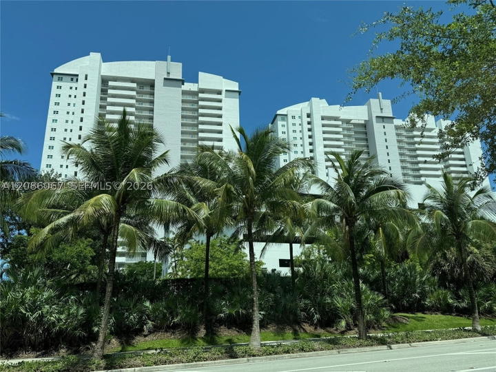 Real estate property located at 15051 Royal Oaks Ln #701, Miami-dade, The Oaks I Condo, North Miami, FL