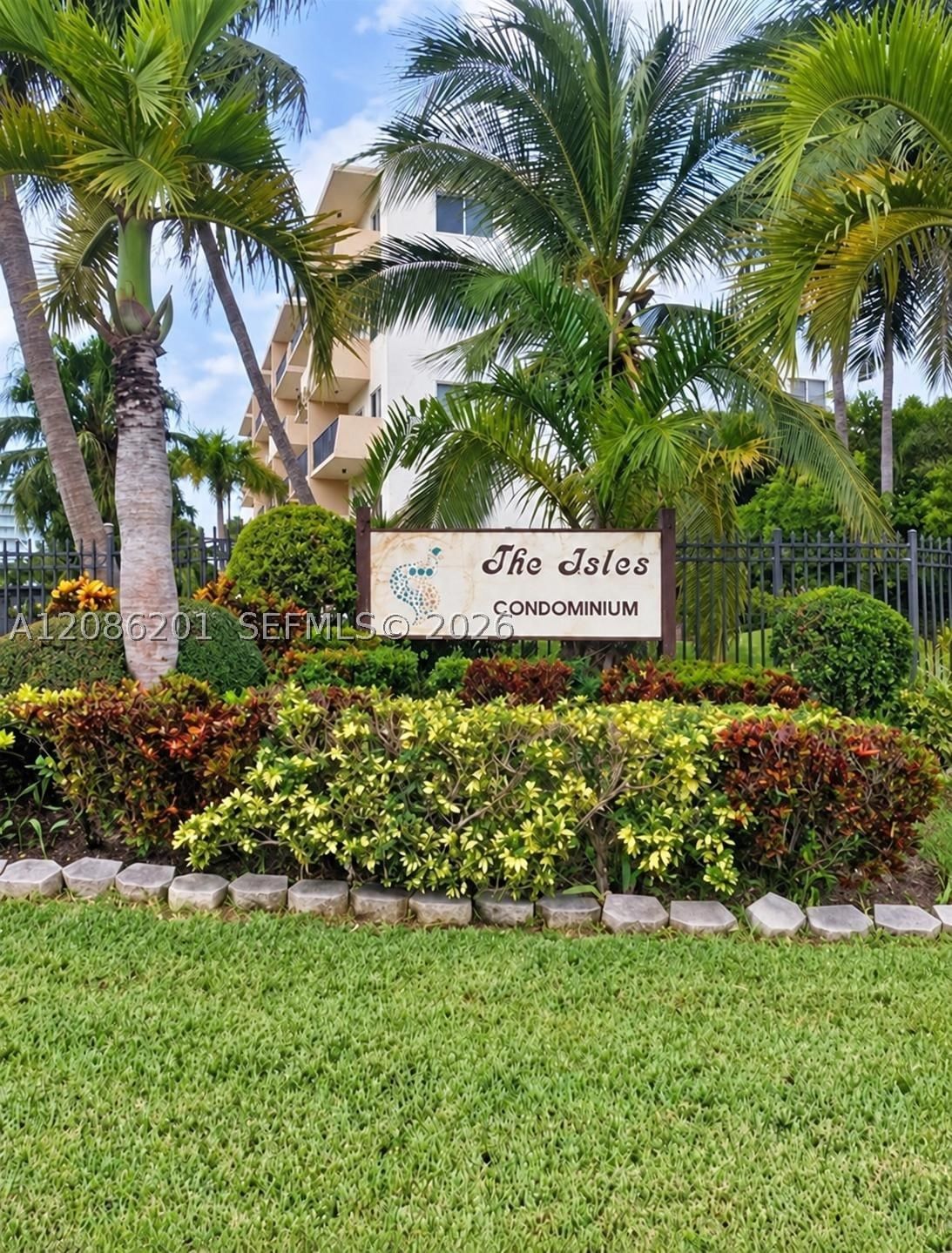 Real estate property located at 250 181st Dr #413, Miami-dade, The Isles Condo, Sunny Isles Beach, FL