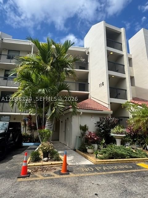 Real estate property located at 116 Lake Emerald Dr #202, Broward, Lake Emerald Condominium, Oakland Park, FL