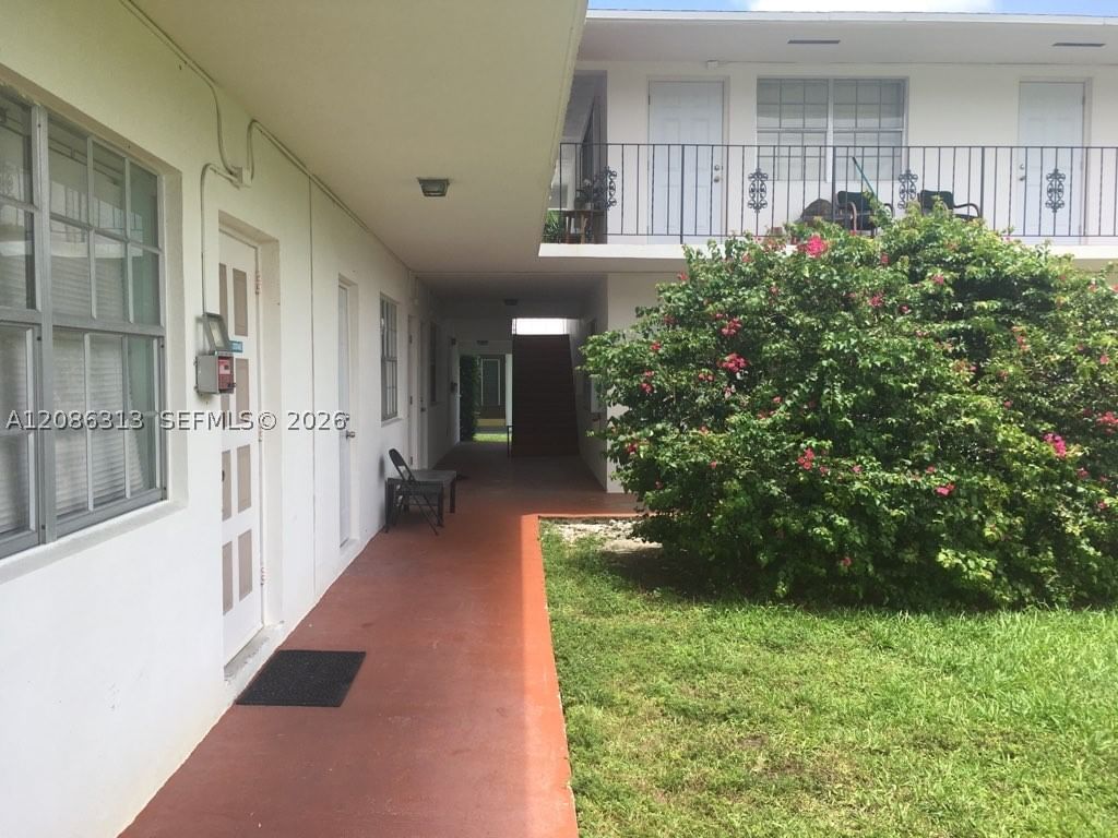 Real estate property located at 1825 Cleveland St #5, Broward, Dell Manor Condominium, Hollywood, FL