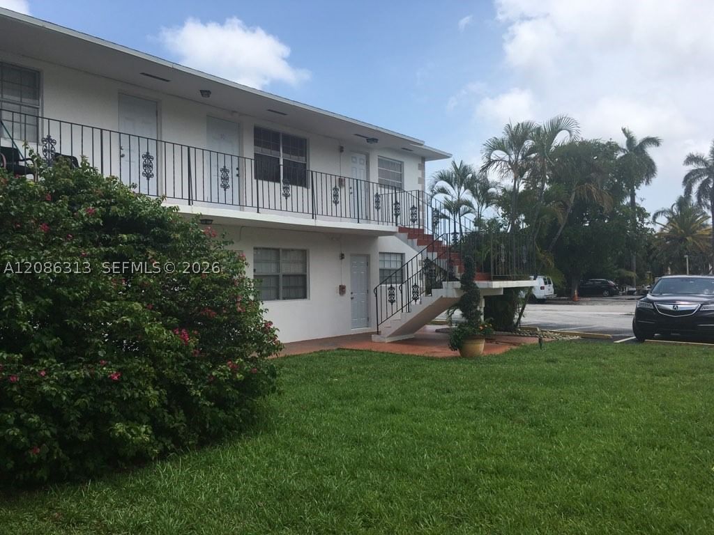 Real estate property located at 1825 Cleveland St #5, Broward, Dell Manor Condominium, Hollywood, FL