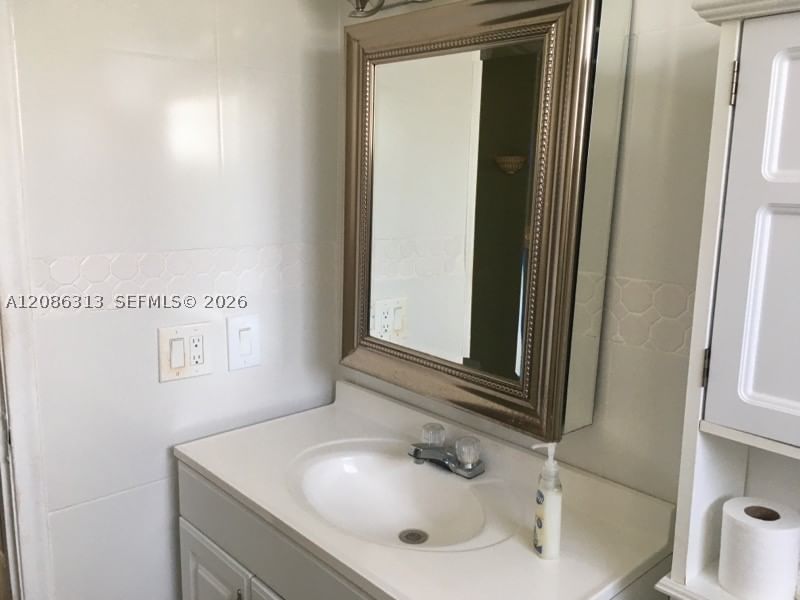 Real estate property located at 1825 Cleveland St #5, Broward, Dell Manor Condominium, Hollywood, FL