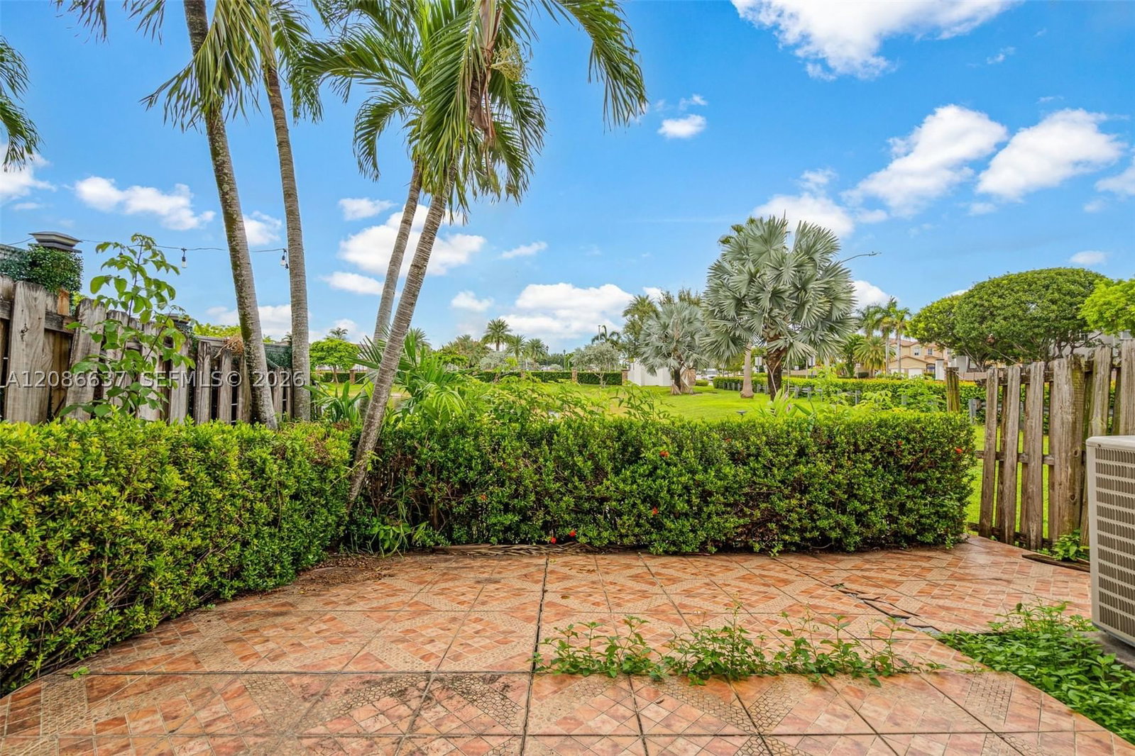 Real estate property located at 11401 76th Ter, Miami-dade, Doral Isles North Sec Two, Doral, FL
