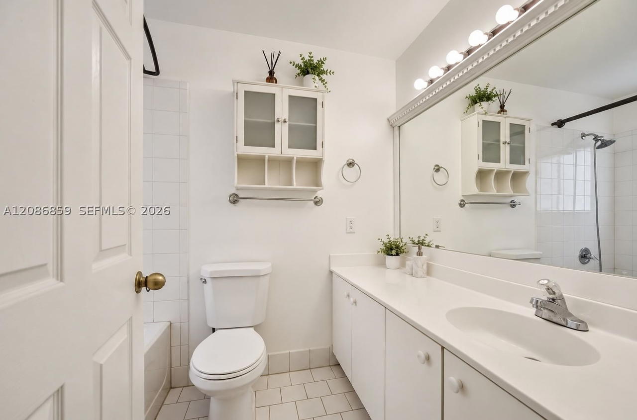 Real estate property located at 16525 97th Ter, Miami-dade, Forest Lakes Villas, Miami, FL