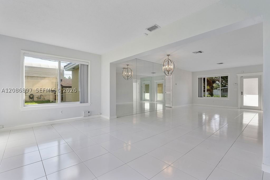 Real estate property located at 2475 214th St, Miami-dade, Highland Lakes, Aventura, FL
