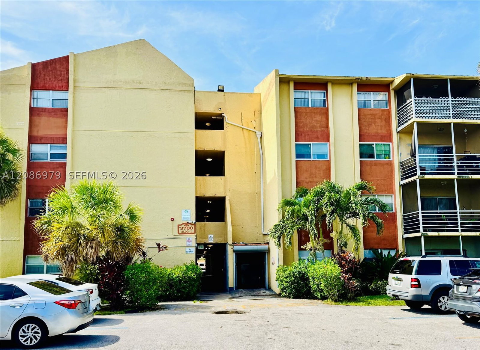 Real estate property located at 3700 21st St #109, Broward, Sunset Hills I Condominiu, Lauderdale Lakes, FL
