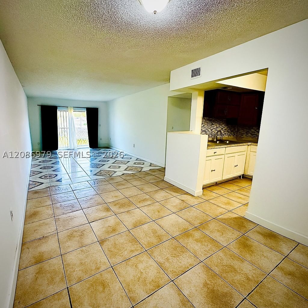 Real estate property located at 3700 21st St #109, Broward, Sunset Hills I Condominiu, Lauderdale Lakes, FL