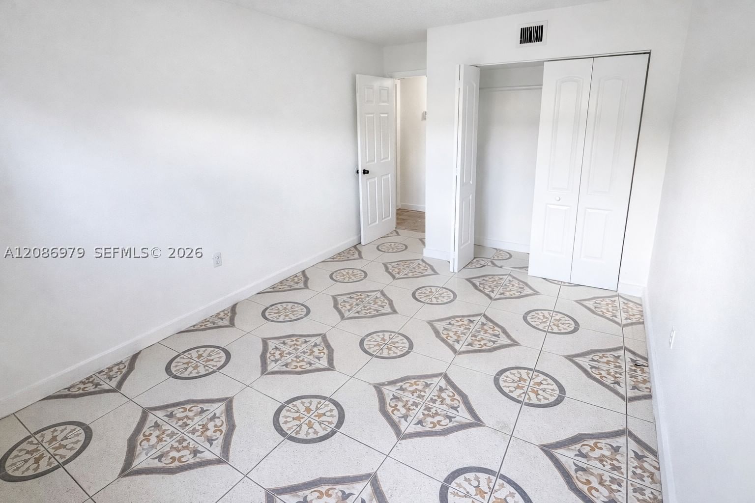 Real estate property located at 3700 21st St #109, Broward, Sunset Hills I Condominiu, Lauderdale Lakes, FL